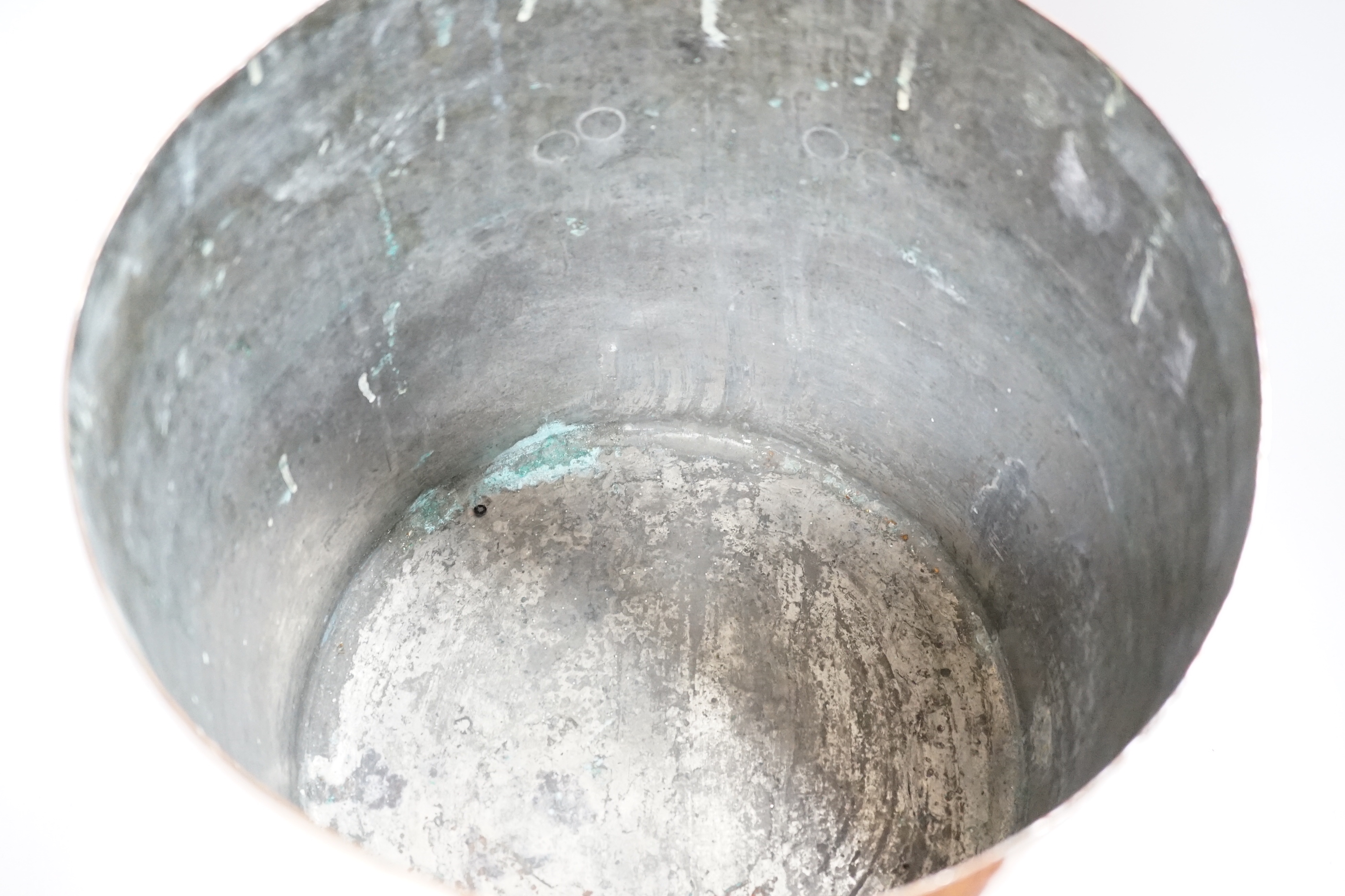 A lidded copper saucepan, 29cm high, 28cm diameter